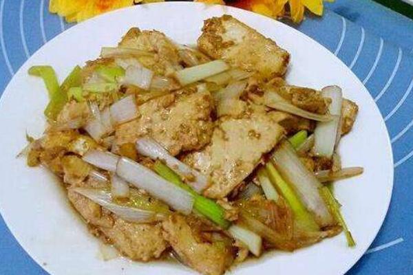 大葱炒豆腐怎么做好吃又简单 大葱炒豆腐的家常做法大全