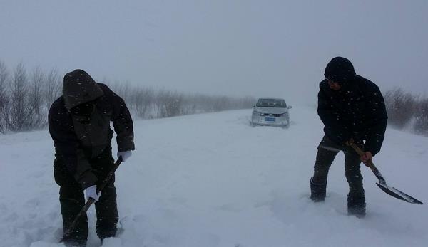 梦见铲雪是什么意思 女人梦到很多人用铁锨铲雪有什么预兆