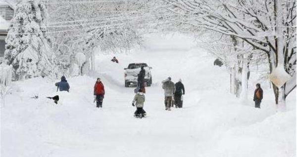 梦见铲雪是什么意思 女人梦到很多人用铁锨铲雪有什么预兆