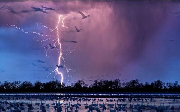 梦见下雨是什么意思 女人梦到下雨打雷闪电有什么预兆