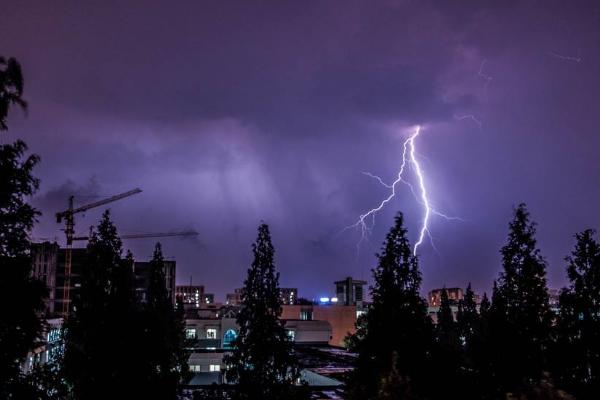 梦见雷雨交加狂风暴雨有什么意思 梦到暴雨有什么预兆