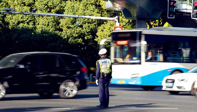 交警大队上班时间是几点到几点 交警大队双休日上班吗