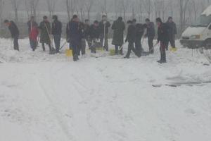 梦见扫雪是什么意思 女人梦到和很多人在一起扫雪有什么预兆